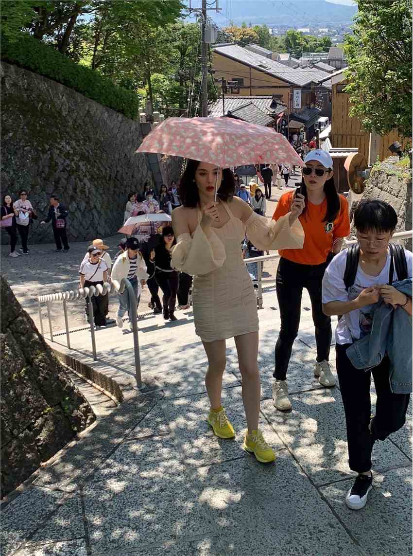 古力娜扎日本旅游被偶遇 一身孕味露长腿打扮很贵妇怎么回事