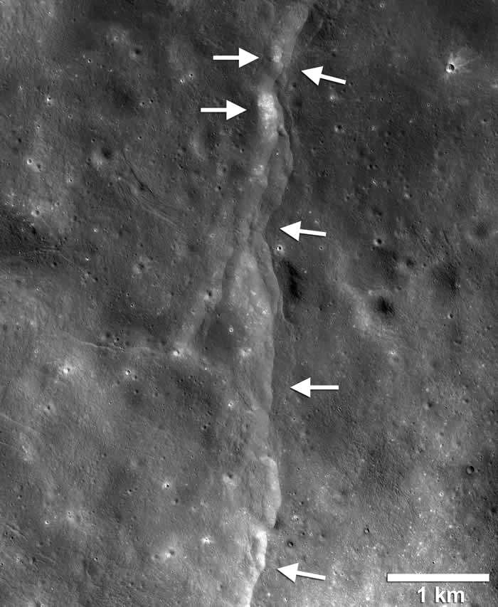 美国宇航局月球勘测轨道器图像显示月球表面正在逐渐萎缩 并发生月震