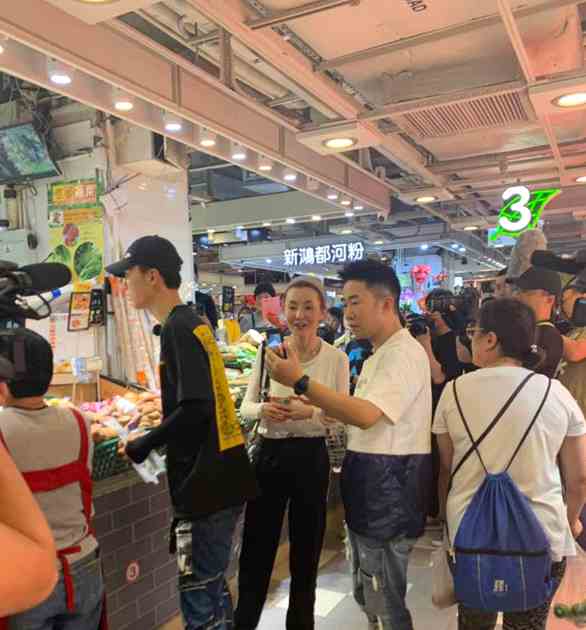 55岁张曼玉录制综艺《少年可期》潮酷装扮在街市买菜