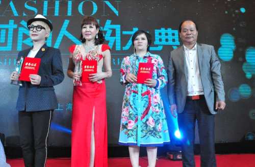“夺命姐”盛装出席《亚洲时尚人物大典》并获奖