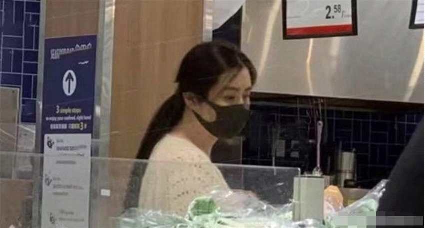 52岁的王祖贤逛超市被偶遇，低调戴口罩现身，身材发福美人迟暮