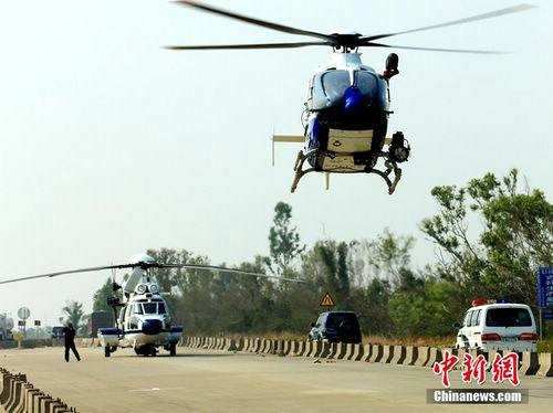 资料图：广东直升机出动“清剿”制毒村 查获3吨冰毒。容础文 摄