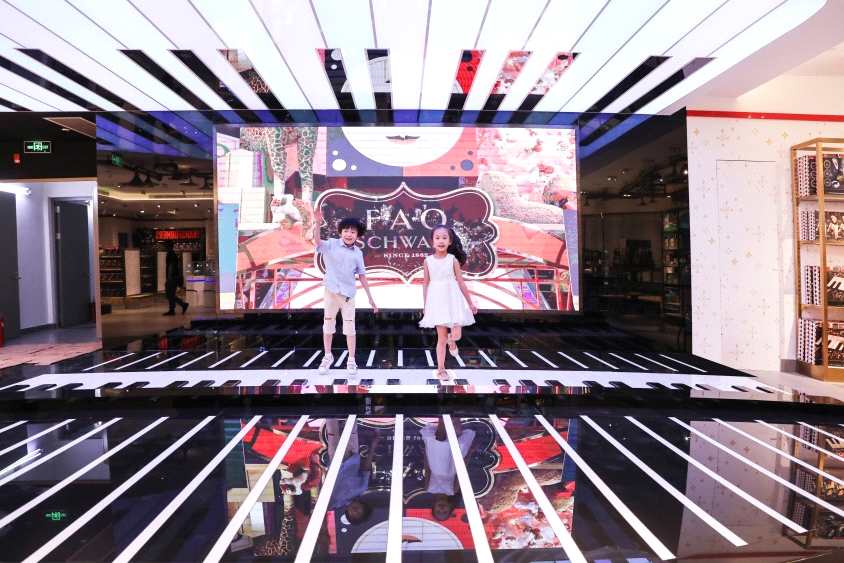 分設兩層的火箭互動裝置配備電子互動屏及仿真操作盤，也是孩子們打卡點之一。在DIY賽車區(qū)，孩子們可以和訓練有素的技師在FAO賽道上一起設計組裝定制遙控車，挑選喜愛的零件、顏色、車輪等。在Discovery 展區(qū)，配有專享視頻內(nèi)容以及相關玩具的獨特展示，讓對創(chuàng)新科技著迷的小朋友趨之若鶩。