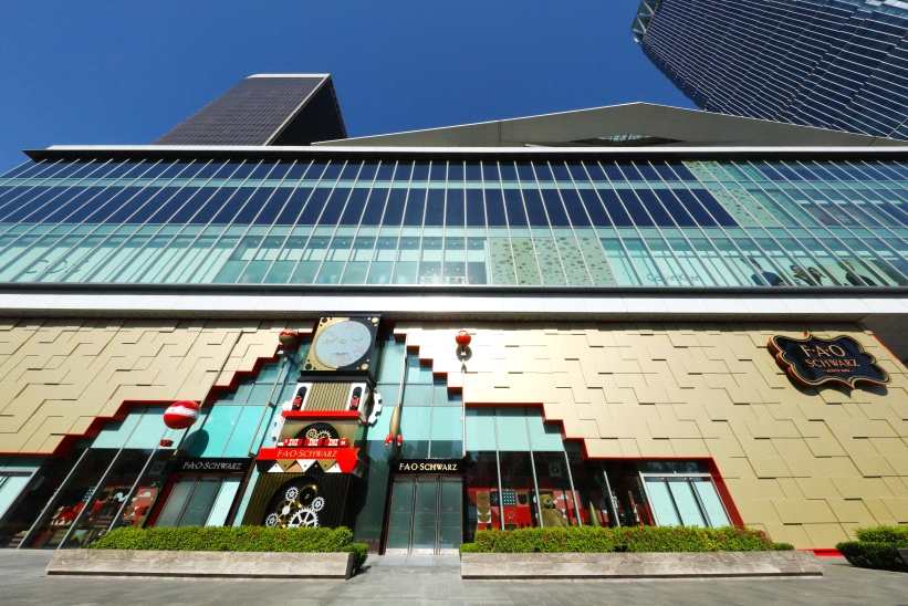 FAO標志性的地板鋼琴 Grand Piano，同樣也被引進到了中國店內(nèi)，放置在二樓醒目位置。相比于湯姆漢克斯在著名影片《Big》彈奏的鋼琴，F(xiàn)AO國貿(mào)店擁有目前中國最大的演奏級別的地板鋼琴，長達6米，經(jīng)過特殊的定制，優(yōu)美音質與LED畫面交相呼應，宛若置身于真正的舞臺。在開業(yè)活動現(xiàn)場，鋼琴舞蹈者在現(xiàn)場助興表演，不同年齡的大小朋友們也熱情參與FAO地板鋼琴挑戰(zhàn)賽，爭相一試身手。