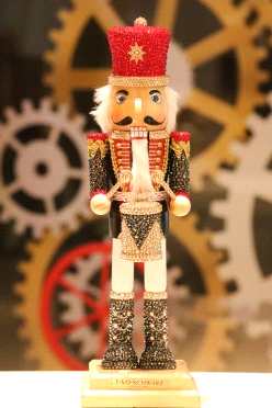 Schleich全球首次發(fā)布體感互動體驗及觸摸屏游戲。北京首家奧特基地進駐FAO國貿(mào)店內(nèi)，奧特英雄展示區(qū)陳列有從日本空運的賽羅奧特曼真身發(fā)光模型，同時發(fā)售6款限量歐布奧特曼產(chǎn)品和限量版聲光歐布圣劍。Lego拼砌大師Andy Hung 洪子健專為本店打造的新北京波普風馬賽克，并為本店專門設計了由Lego顆粒拼成的FAO士兵仔作為專屬贈品。