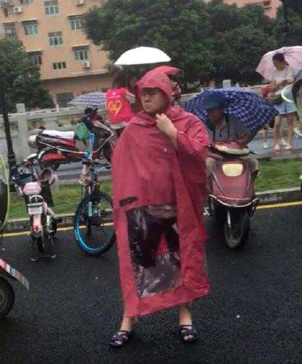 接地气!小岳岳下雨天接孩子 穿拖鞋红雨衣打扮低调