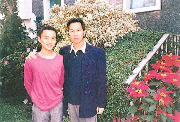王祖蓝作歌纪念父亲。