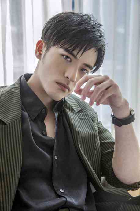 《拜托啦师兄》徐开骋帅气亮相上海电视节 自曝拍戏宛如“熬鹰”