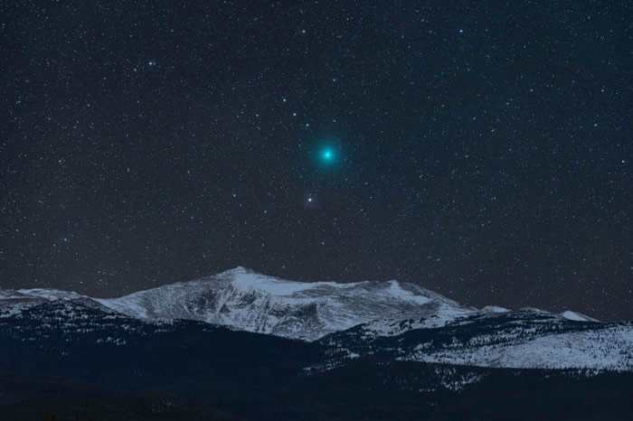 美国摄影师Kevin Palmer 的作品Comet and Mountain？ 照片: KEVIN PALMER/INSIGHT ASTRONOMY