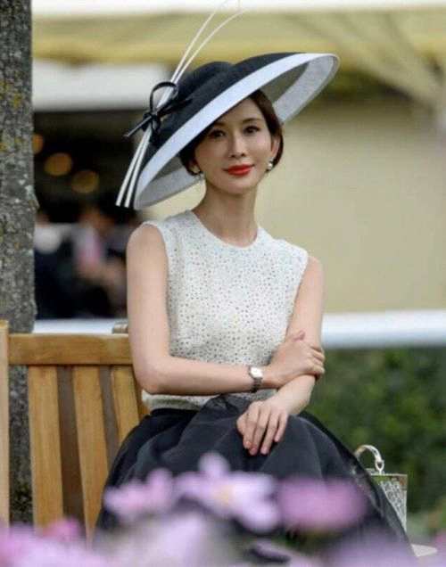 林志玲婚后首亮相同英国女王看赛马，林志玲圆礼帽搭配小白裙高贵典雅