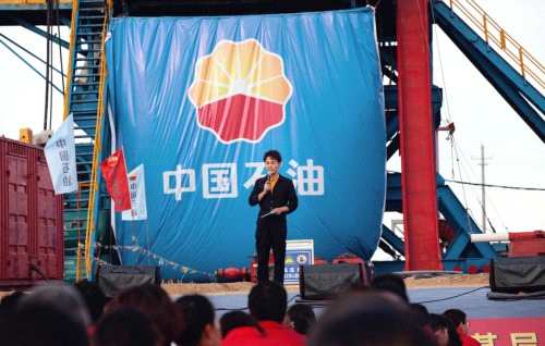 传递快乐与正能量，中国艺术报点赞邓男子新疆慰问表演