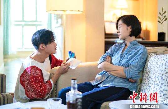 演员刘敏涛在《带着爸爸去留学》一剧中饰演“陪读妈妈”。 剧方供图