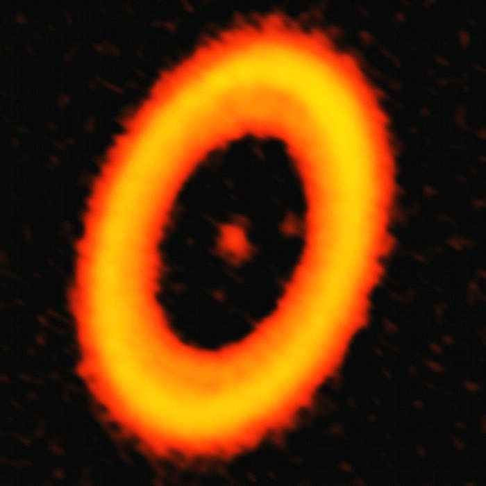 这张由亚他加马大型毫米及次毫米波数组（ALMA）所拍摄的影像，是PDS 70恒星系统周围的尘埃圆盘。 尘埃盘内有两个黯淡的光斑，其中一个可能是我们首度目击系外卫