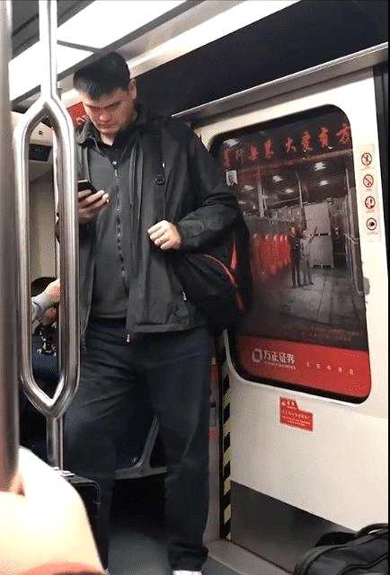姚明坐地铁抬不起头是怎么回事？姚明在哪里坐地铁？