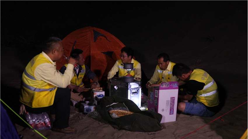 主持人与自然资源部地形一队队员在塔克拉玛干沙漠进行国情监测 夜晚沙漠露营.jpg