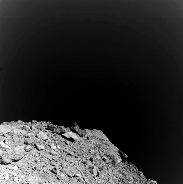 在近地小行星龙宫（Ryugu）表面着陆器拍摄的新图像为其岩石的成分和起源提供线索
