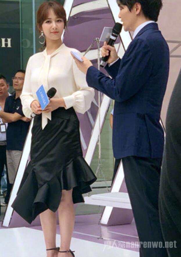 杨紫在广东参加某品牌的开幕式活动