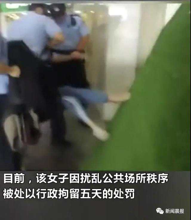 演员刘露大闹火车站被拘，公众人物也得“完”！芒果TV：已解约