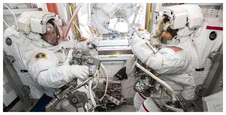 人类实现首次全女性太空行走！NASA：她们正在更换电池