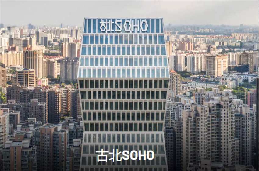 這就相當(dāng)于，隔壁羅大媽早年炒房賺了錢，買了一堆核心地段的物業(yè)，收租收的不易樂(lè)乎。最近幾年又花大錢買了一套房子，并且當(dāng)作藝術(shù)品打磨了6、7年，剛剛完工還沒住。突然有一天就說(shuō)要海外投資，清倉(cāng)所有物業(yè)。