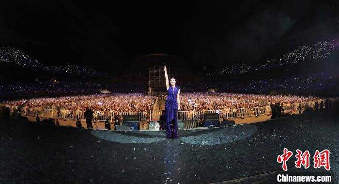 图为杨千嬅与歌迷在演唱会现场合影。　钟欣 摄