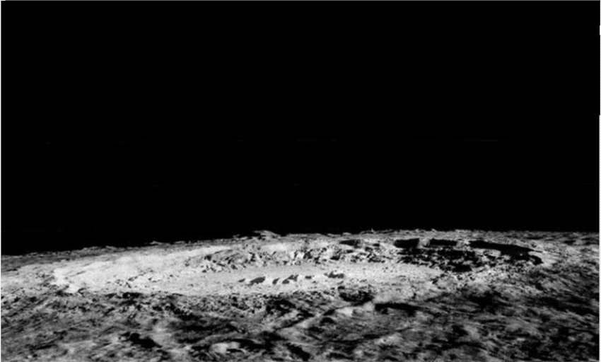 为了证明月球有水，科学家用探测器一头撞向月面，扬起95升水