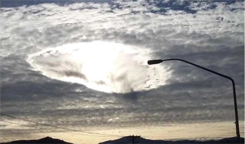 伪装失败！英国上空出现多个诡异云层，形状像极了UFO