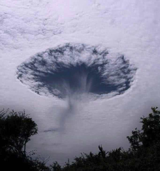 伪装失败！英国上空出现多个诡异云层，形状像极了UFO
