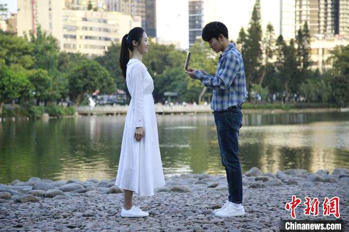 电影《喀什古丽》在深圳杀青呈现两地一对青年美好爱情
