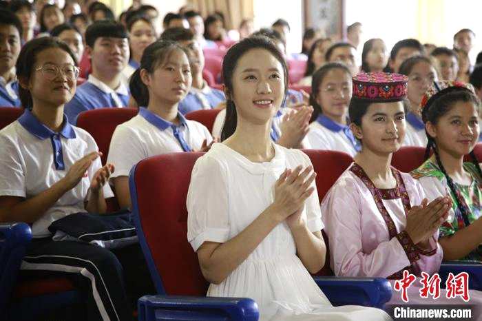 在深圳松岗中学，拍摄内高班学生开学典礼。　《喀什古丽》剧组供图 摄