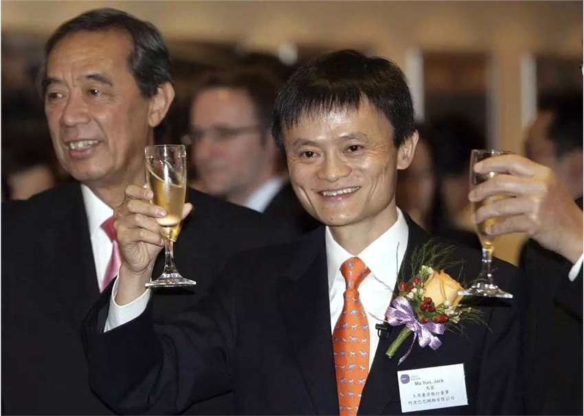 然而隨后2008年，全球經(jīng)濟(jì)危機爆發(fā)，阿里2B業(yè)務(wù)受到巨大影響，股價開始崩盤。2008年3月破發(fā)，10月跌至3.42港元低位，較發(fā)行價跌去30%。與此前41.4元高位相比跌超90%。