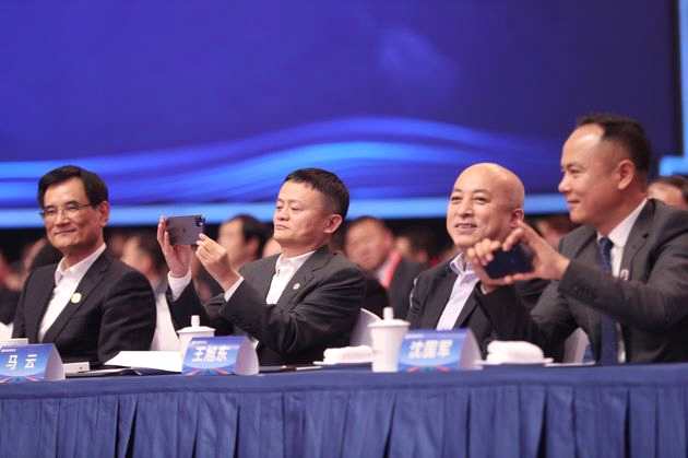 11月13日，2800多位全球浙商回到家鄉(xiāng)，參加一年一度的浙商大會，會長馬云在面對主持人董倩的反復(fù)追問，“企業(yè)家難道不是為了賺錢”時，馬云忍不住糾正，“社會對做生意的企業(yè)家有很大的誤解，總覺得企業(yè)家就想賺更多的錢，這是巨大的誤區(qū)。”對于企業(yè)家，馬云想為他們“正名”，“實際上我在他們身上看到的是情懷，不是怎么賺錢，而是怎么去面對未來的挑戰(zhàn)?！瘪R云的這番話，贏得了臺下幾千名企業(yè)家的一致鼓掌。