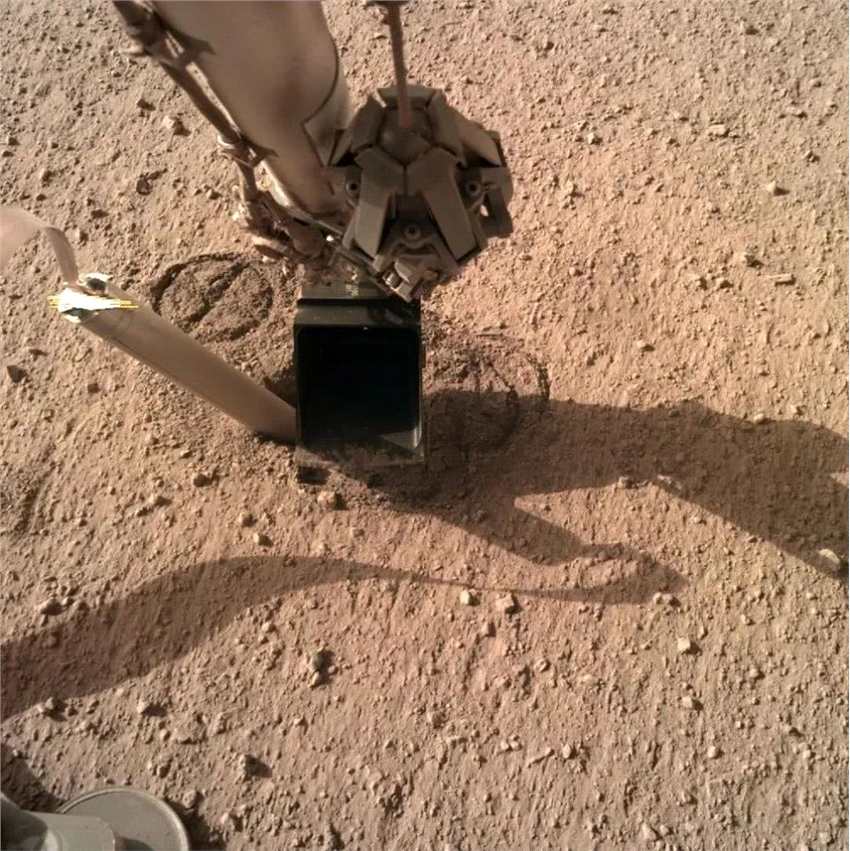 到底是什么原因？火星“鼹鼠”直接弹出！专家坚信挡道的不是岩石