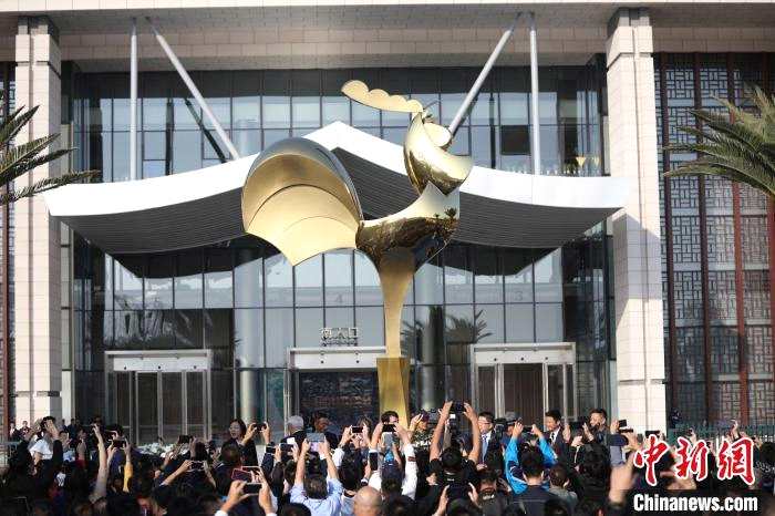 第28届中国金鸡百花电影节金鸡雕塑在厦门揭幕。　李思源 摄