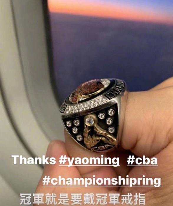 周杰伦秀刻有自己名字的CBA总冠军戒指：感谢姚明大大 冠军就是要戴冠军戒指