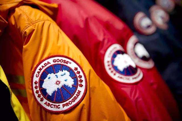 綜上所述，波司登在原先的市場價格區(qū)間上，它的市場影響力、美譽度、競爭力都可以遠超其傳統(tǒng)的競爭對手，但是當波司登上探到高端市場的時候，我們就會發(fā)現，波司登面對的是加拿大鵝、Moncler這樣的國際羽絨服巨頭的競爭，而波司登無疑實在是找不到一個合適的理由來說服消費者放棄購買者國家奢侈品羽絨服，卻去購買波司登。畢竟越高的價位區(qū)間中，越不可能就靠情懷說服消費者，不知道波司登真正弄懂了嗎？