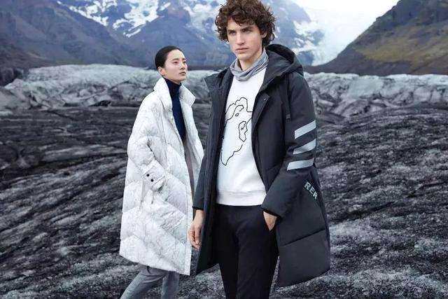 第三，高端需要文化、歷史、故事的高。在我們分析奢侈品的時候就會發(fā)現，除非是類似于蘋果、特斯拉這樣的超級科技公司，否則誰都不會在購買消費品的時候在意你有多少黑科技，反而大家更加看重的是品牌故事和品牌歷史，所以我們看到在加拿大鵝的宣傳過程中，除了加拿大鵝羽絨服原料方面的特殊性之外，大部分人都不會知道加拿大鵝有多少黑科技，但是大家反而津津樂道的是加拿大鵝的歷史，似乎每個人都能說出來加拿大鵝是加拿大國家警衛(wèi)隊的制服，是上個世紀80年代南極科考隊的御寒服，是00年代成為全球最賣座的寒流電影《后天》、《國家寶藏》等的官方戲服，這就是加拿大鵝的文化歷史方面的價值。但是，說起波司登呢？似乎什么都找不到，我們看波司登在登峰系列羽絨服發(fā)布會上，我們看到了各種各樣的黑科技，卻看不到絲毫歷史、文化的痕跡，殊不知歷史文化遠比黑科技更能夠吸引高端消費者。