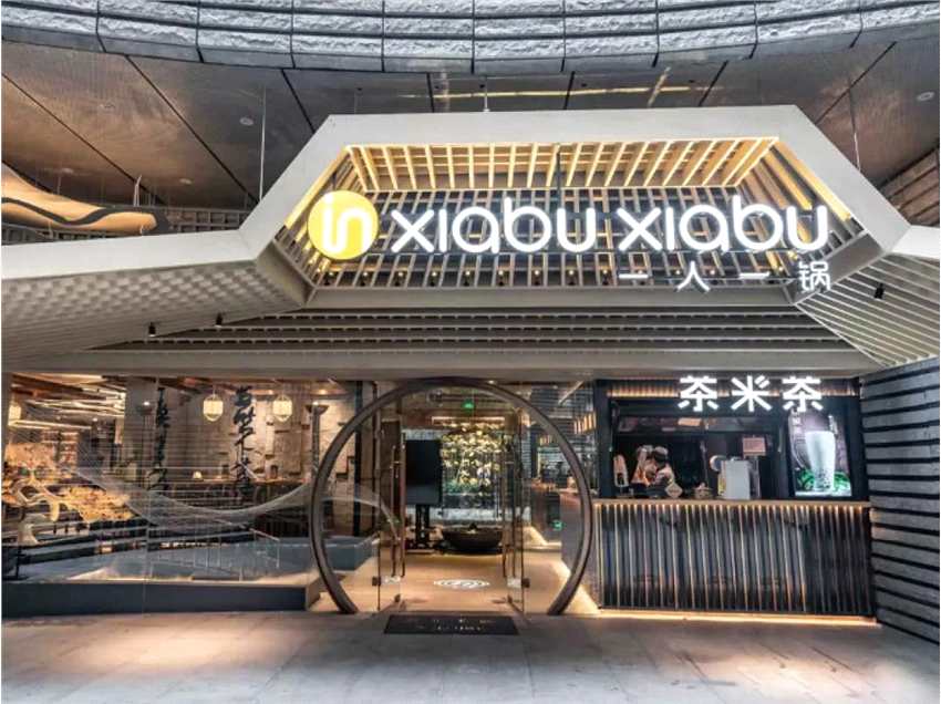 雖然戰(zhàn)略已經(jīng)逐漸清晰，但呷哺呷哺卻依然面臨與時(shí)代賽跑的難題。即使“湊湊”在2019年上半年表現(xiàn)不錯(cuò)，依然無力帶動(dòng)呷哺呷哺盈利回暖，反而凈利潤同比下滑超20%。傳統(tǒng)呷哺呷哺門店的運(yùn)營數(shù)據(jù)正在快速下滑，無論是翻臺率還是盈利能力，呷哺呷哺的表現(xiàn)都大不如前。與火鍋行業(yè)龍頭海底撈相比，呷哺呷哺整體門店的翻臺率已經(jīng)降至2.4倍，海底撈的翻臺率則升至5.2倍，差距顯而易見。