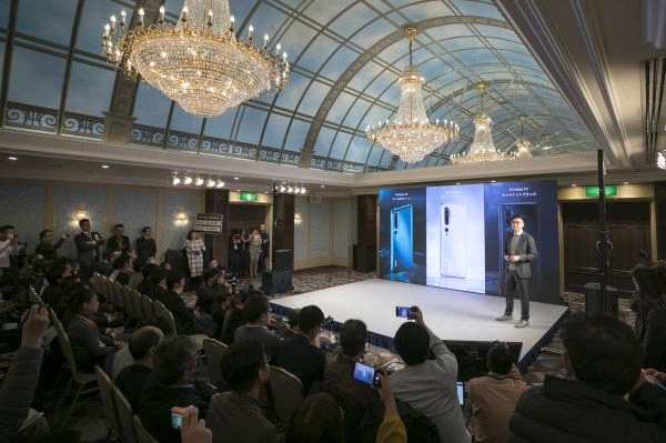 12月9日，在日本东京，小米公司东亚区域总经理王士豪在发布会上介绍Note 10系列手机。 （新华社）