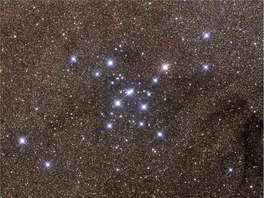 又在银河系中发现一个疏散星团，由大约100颗恒星组成！