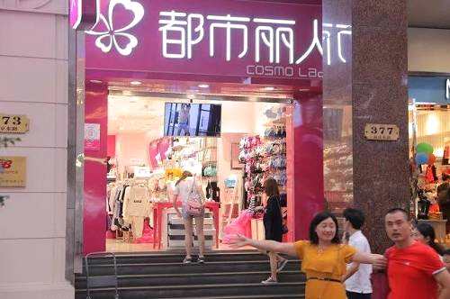 然而，激進(jìn)的擴(kuò)張為經(jīng)營埋下隱患，因過分?jǐn)U張致使成本負(fù)擔(dān)加重，客流量不斷下降。