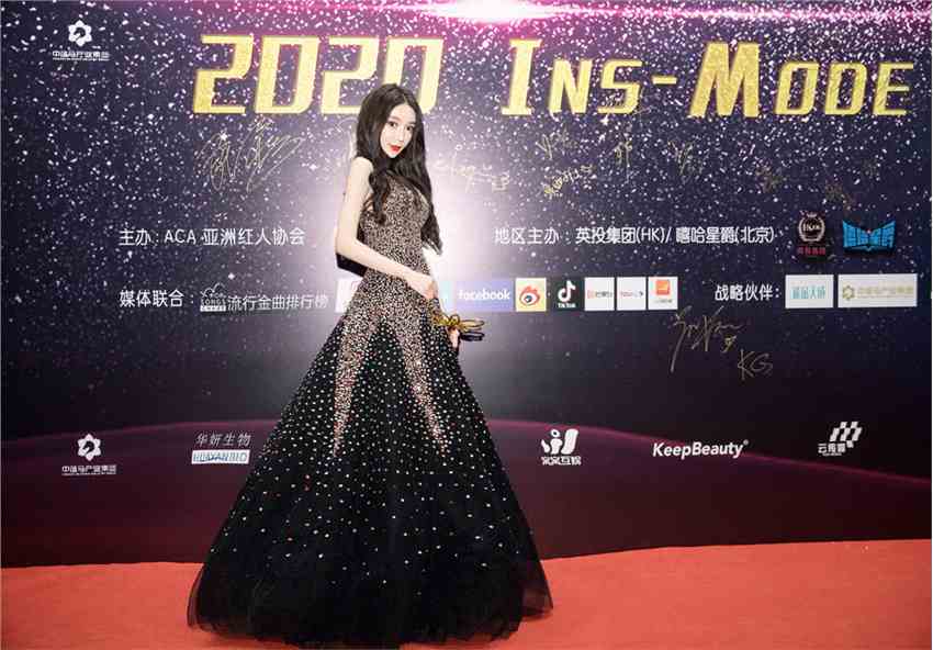 内地原创歌手刘宝蓝闪耀出席颁奖礼 获奖“亚洲最具潜质原创女歌手”