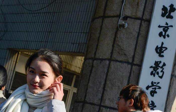 资料图：2017年，走出考场的考生在北京电影学院大门外留影。 记者 富宇 摄