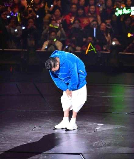 刘德华演唱会中途取消 当场痛哭向粉丝致歉