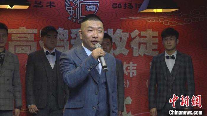 相声演员郭德纲的徒弟高鹤彩3日在上海举办收徒仪式。　康玉湛 摄
