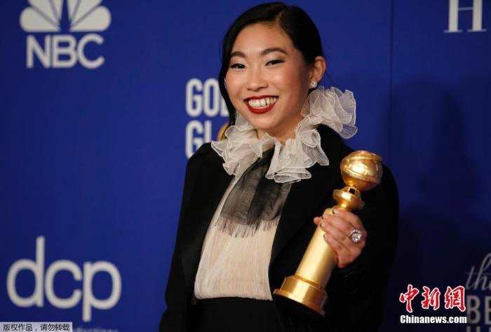  当地时间1月5日晚，第77届美国电影电视金球奖颁奖礼在洛杉矶举行。奥卡菲娜凭《别告诉她》获金球奖音乐喜剧电影最佳女主角。奥卡菲娜也是金球奖历史上首个获得喜剧音乐剧类电影最佳女主角的亚裔演员。 