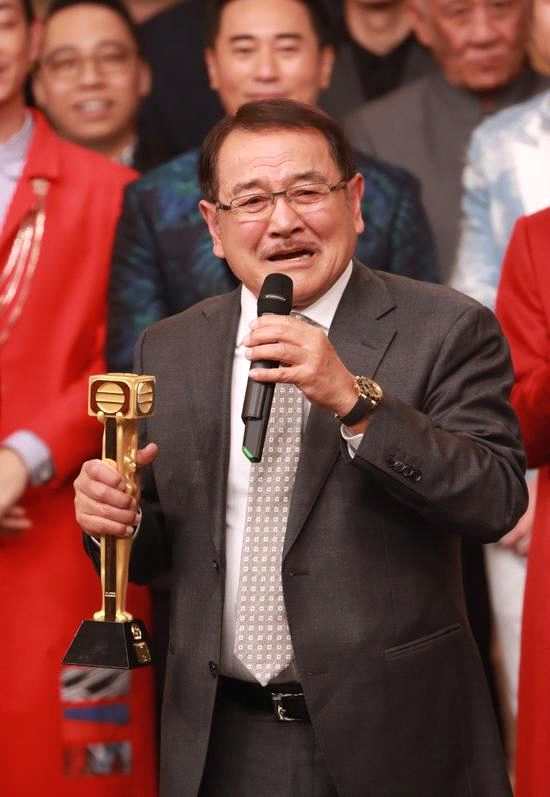刘恺威父亲刘丹入行52年 生日当天获奖感动落泪
