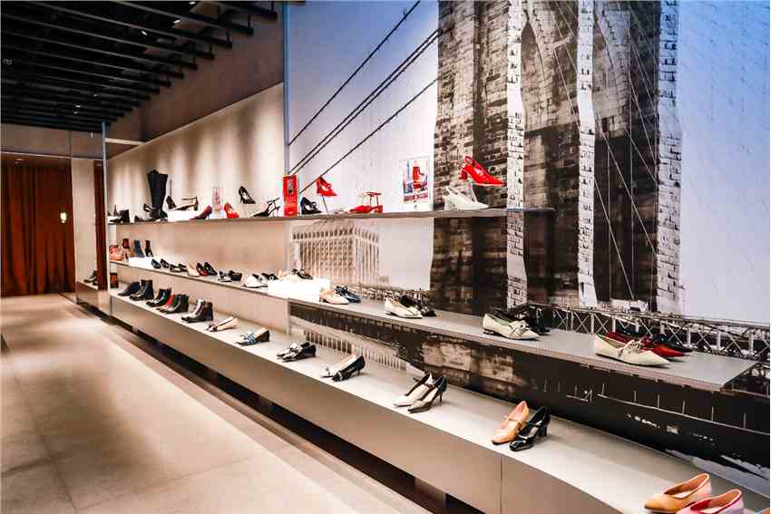 LUXURY REBEL 摩登纽约 当“红”不让 全球首家新奢概念店落地广州