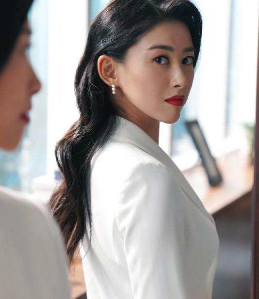 朱珠被小看了这么多年,35岁的时候终于红了!3D身材令人咂舌