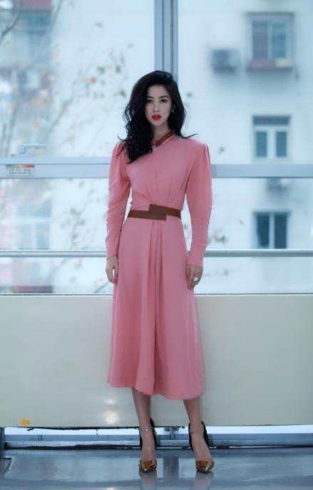 朱珠被小看了这么多年,35岁的时候终于红了!3D身材令人咂舌